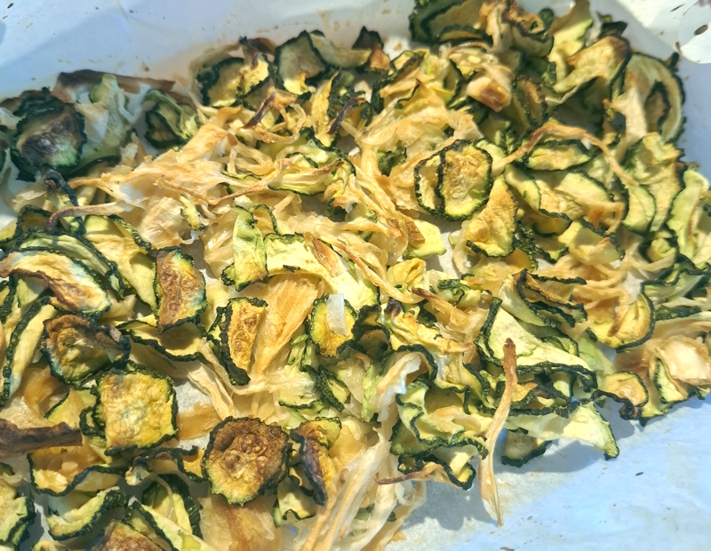 Chips croccanti di cipolle e zucchine al forno
